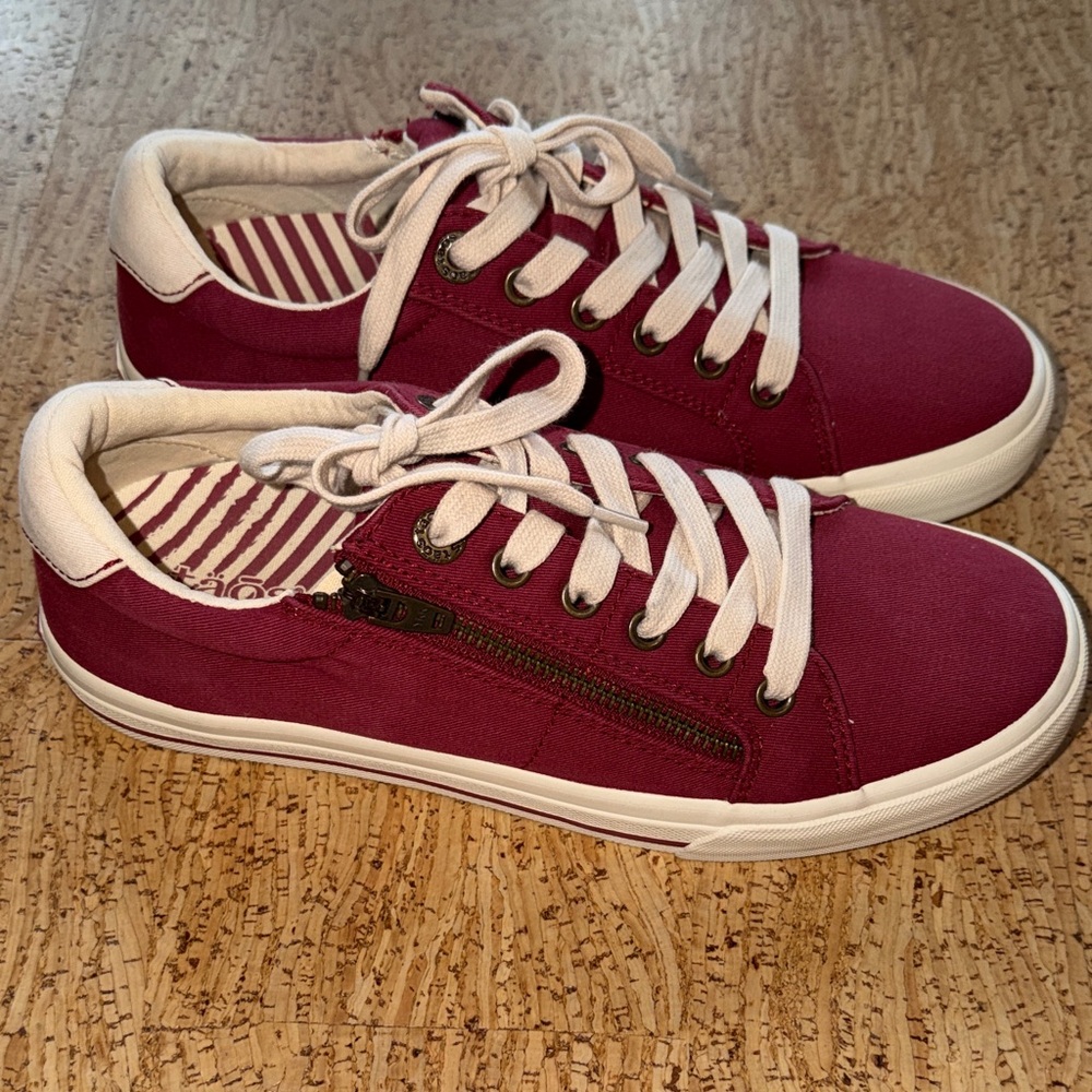 Taos Footwear Z Soul Sneakers Crimson/Ecru Distressed Size 8/New - Picture 2 of 6